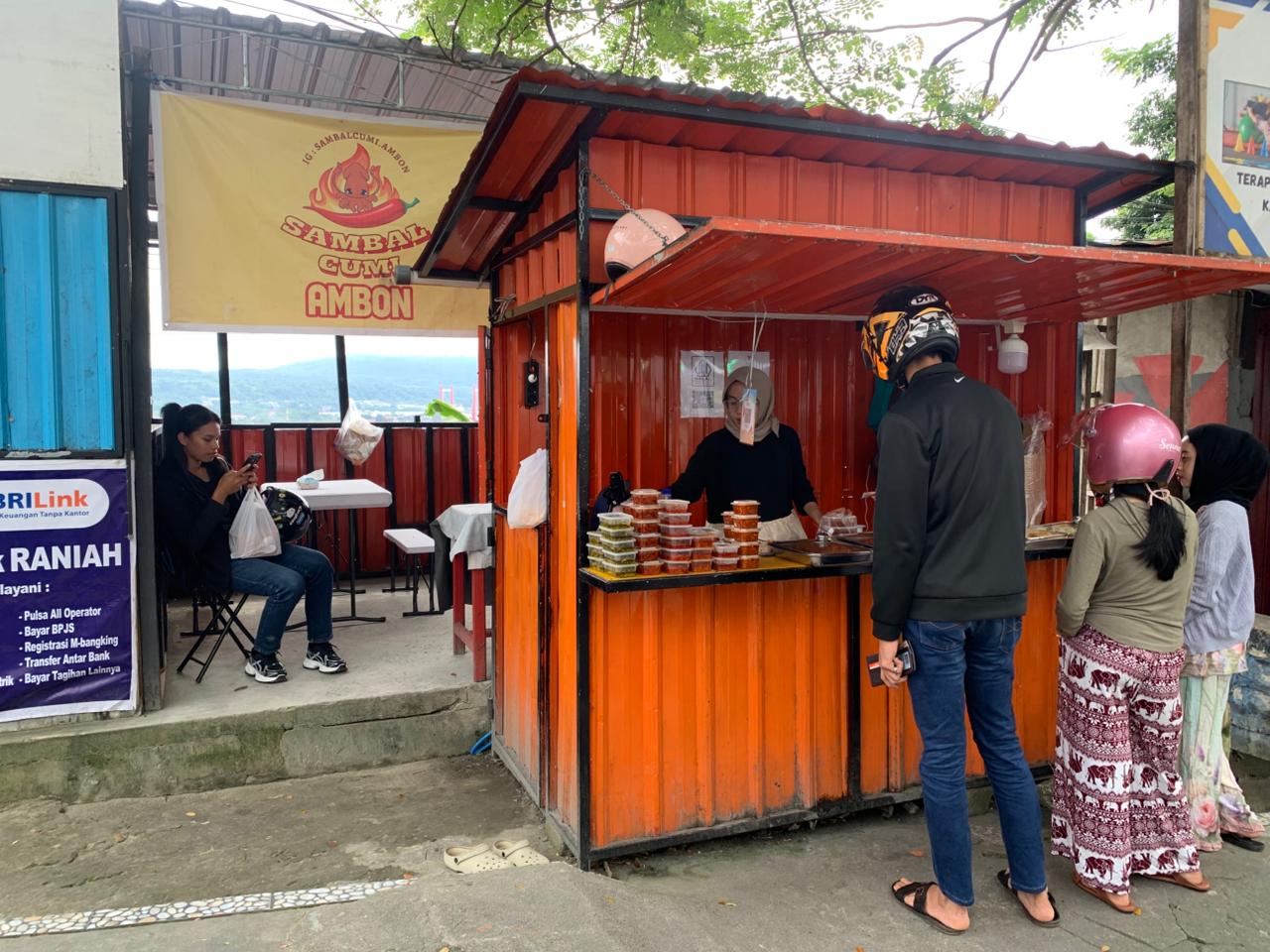 Suasana dining ruang makan utama restoran yang nyaman dan elegan